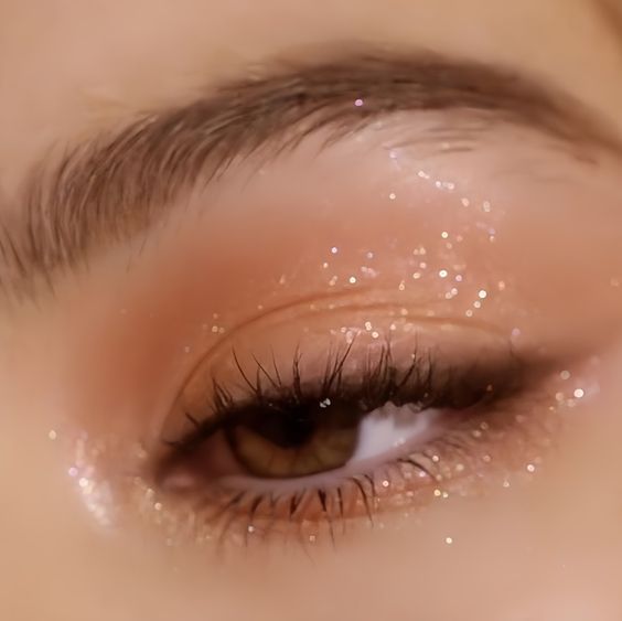 Prom Makeup Freckles, Soft Champagne Makeup, Hoco Simple Makeup, Soft Hoco Makeup, Soft Pink Make Up Looks, Glitter Makeup Natural, Sweet 17 Makeup Look, Makeup Hoco Ideas, Prom Makeup No Eyeliner