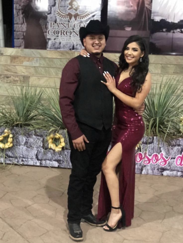 Wine Prom Dress Couple, Vaquero Prom Outfit, Prom Dresses For Men, Jaripeo Outfit, Boy Prom Outfit, Prom Trends, Wine Outfit, Prom Pictures Couples, Prom Couples