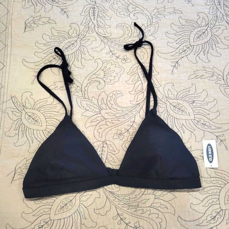 Nwt, Old Navy, Biniki Black, Top Only, Sz Lg, Adjustable Back Closure, Never Worn Black Swimwear With Bra-friendly Support For Spring, Spring Black Triangle Top Swimwear, Black Triangle Top Swimwear For Spring, Black Top, Womens Swim, Old Navy, Swimming, Navy, Women Shopping