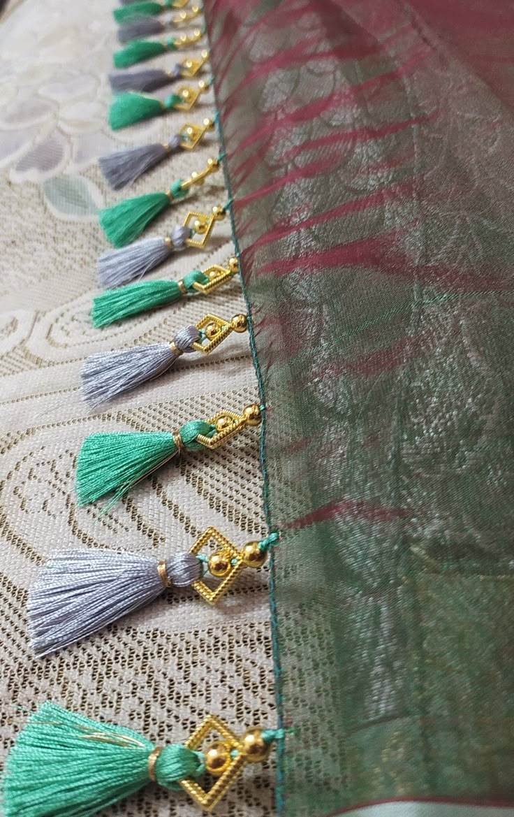 Saree Kongulu Designs Simple, Sarry Kuchu Design, Kongulu Designs Latest, Kongulu Designs, Saree Kuchulu Latest Designs, Saree Tassels Designs Latest, Saree Kongulu, Saree Knots, Kutch Work Saree