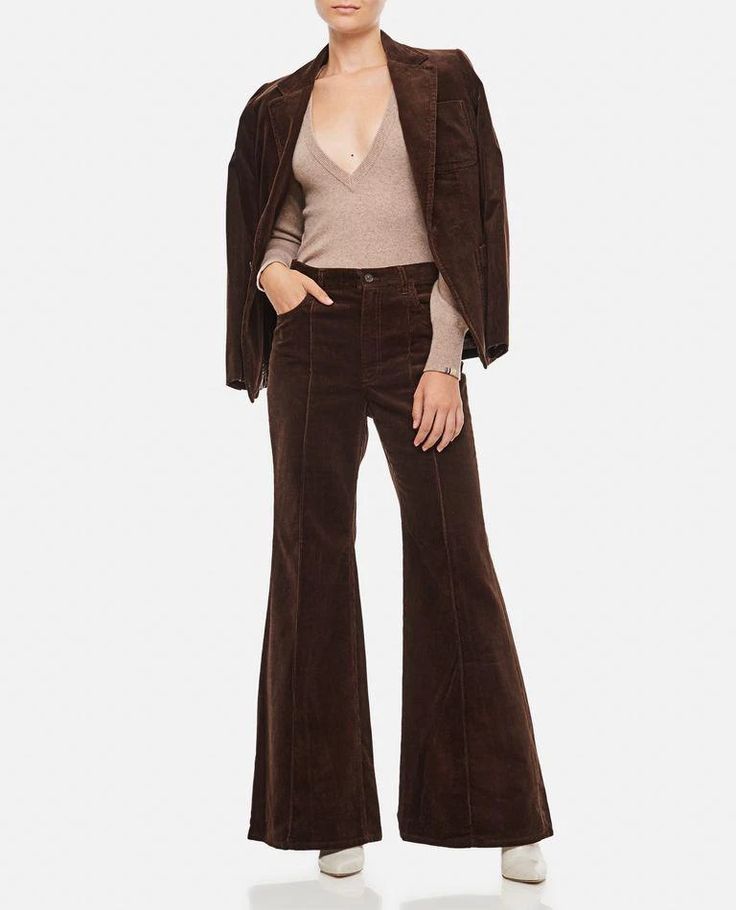 Flare trousers. High waisted. Color: brown. Business Casual Brown Pants With Pockets, Brown Wide Leg Cargo Pants For Fall, Brown Winter Workwear Dress Pants, Winter Workwear Brown Dress Pants, Brown Dress Pants For Winter Workwear, Brown Winter Dress Pants For Workwear, Brown Dress Pants For Office In Winter, Chic Brown Full-length Wide Leg Pants, Brown Wide Leg Pants For Business Casual