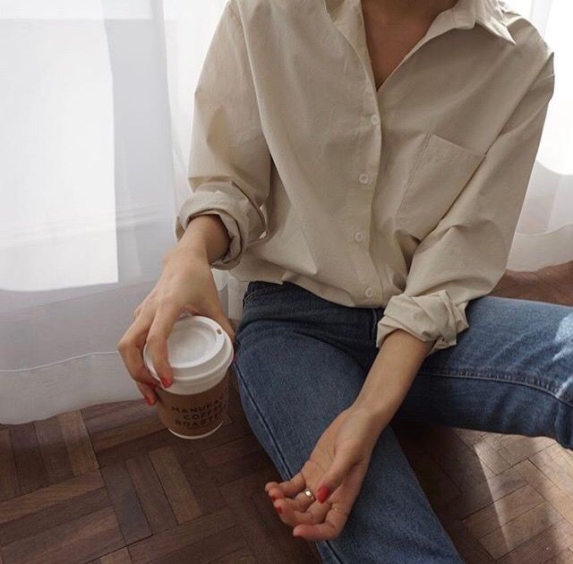 Less is more. Minimal style inspo. Nude shirt & blue denim jeans #minimalstyle #styleinspo Nude Shirt, Minimal Stil, Minimalist Moda, Mode Inspo, 가을 패션, Looks Style, Looks Vintage, Minimal Fashion, Look Fashion