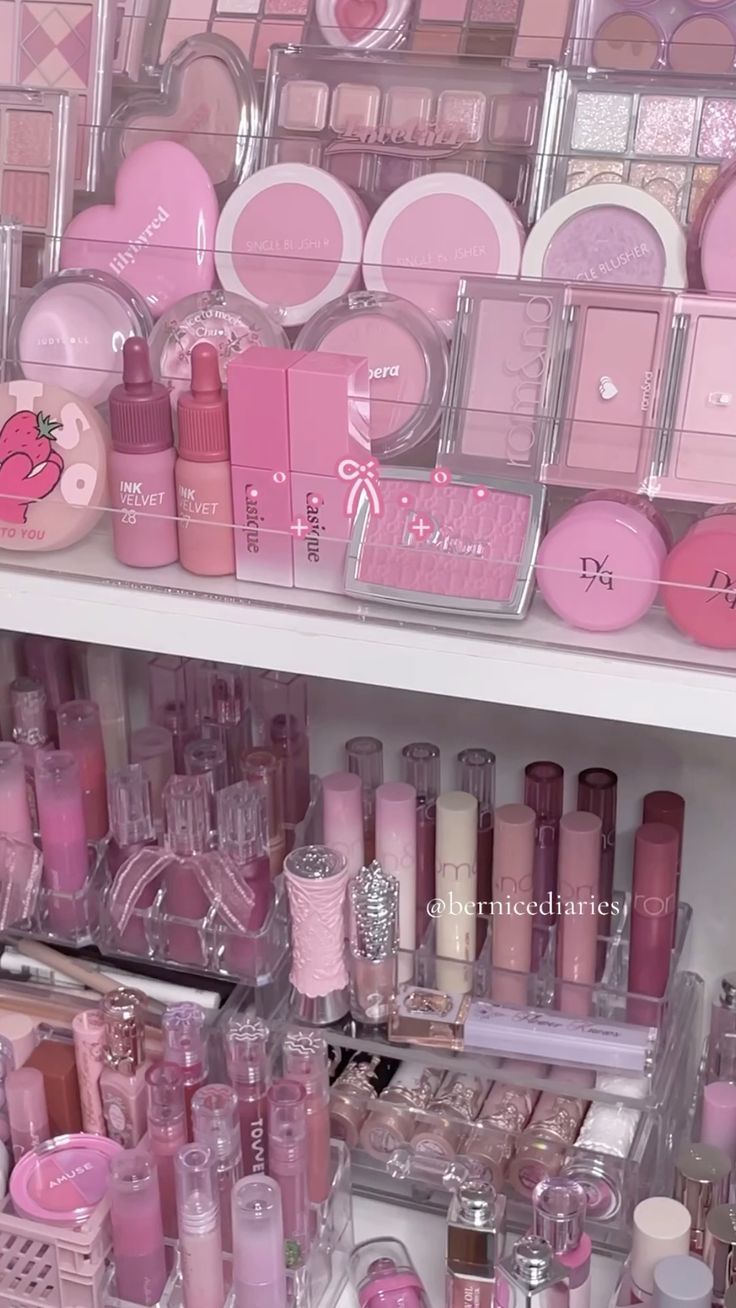 Pink Makeup Products Aesthetic, Makeup Beauty Room, Alat Makeup, Girly Makeup, Everyday Makeup Routine, Fancy Makeup, Pretty Skin Care, Pink Girly Things, Pink Makeup