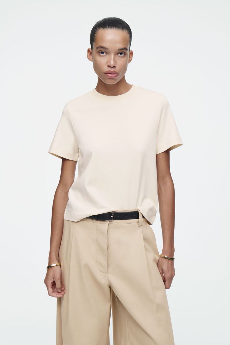 CLEAN CUT REGULAR T-SHIRT Cos Shirt, Fall Wishlist, Spring Palette, Beige T Shirts, Cashmere Pants, Summer Closet, Women Magazines, Cashmere Jumper, Contrast Collar