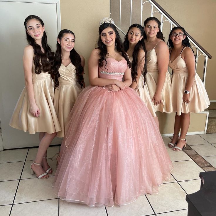 Quinceanera Dama Suprise Dance Outfits, Damas Dresses For Quince Pink, Damas Outfits Quinceanera Vaquera, Quinceanera Damas Outfits, Quinceanera Pink And Gold, Dama Outfits Quinceanera, Quince Damas Outfits, Damas Outfits Quinceanera, Court Uniform