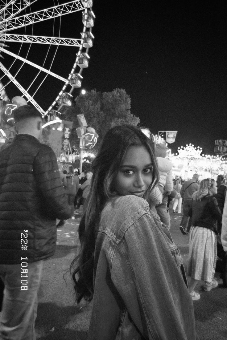 Black and white filter film retro vintage photoshoot ferris wheel amusement park carnival Ferris Wheel Pictures Ideas, Park Asthetic Picture, Instagram Fair Picture Ideas, Fair Photoshoot Ideas, Amusement Park Pictures Ideas, Carnival Photo Ideas, Amusement Park Poses, Fair Photo Ideas, Ferris Wheel Photoshoot