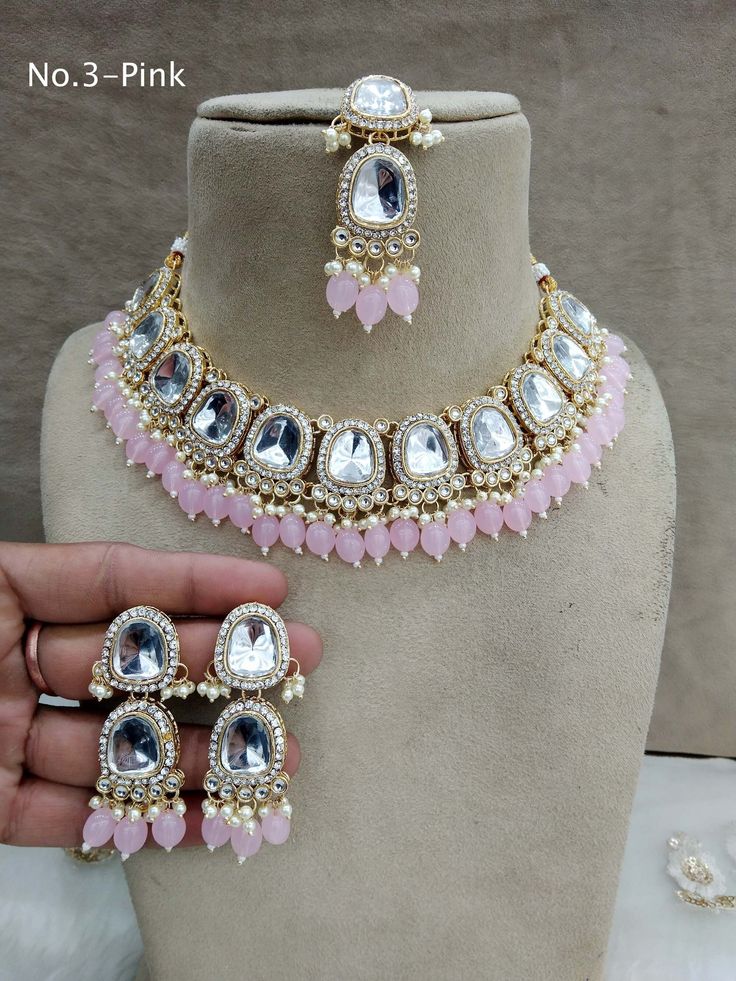 * Collier Kundan léger avec boucles d'oreilles et tikka. *Centré de pierre de kundan. * Collier kundan en or léger. * Largeur du collier : 1,4 pouces (gouttes incluses) * Longueur des boucles d'oreilles : 2 pouces (perle incluse) * Largeur des boucles d'oreilles : 0,9 pouces Luxury Pink Kundan Necklace, Luxury Pink Kundan Necklaces, Pink Bridal Jewellery, Gold Kundan Necklace, Tika Jewelry, Indian Jewelry Gold, Tikka Jewelry, Clear Crystal Necklace, Schmuck Gold