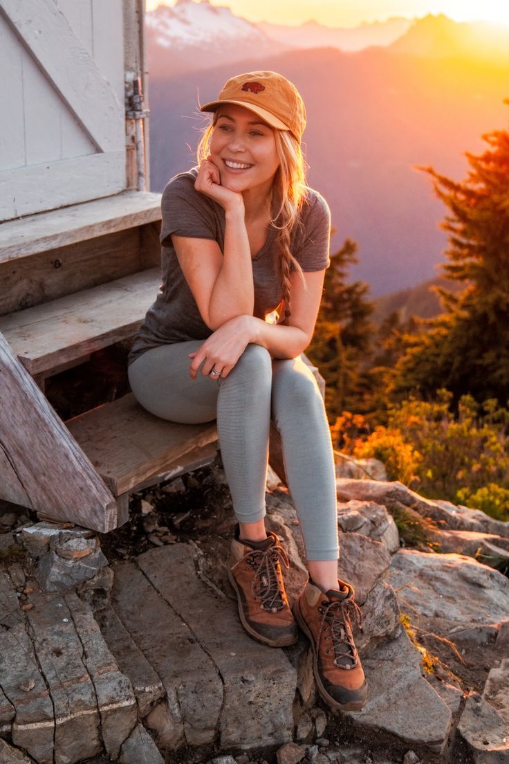 A woman wearing comfortable hiking shoes and a cute hiking outfit. Linked to a hiking guide that shares the best hiking shoes for hikers. Womens Hiking Outfits, Renee Roaming, Trekking Outfit, Hiking Attire, Beginner Hiking, Hiking Girl, National Parks America, Cute Hiking Outfit, Hiking Style