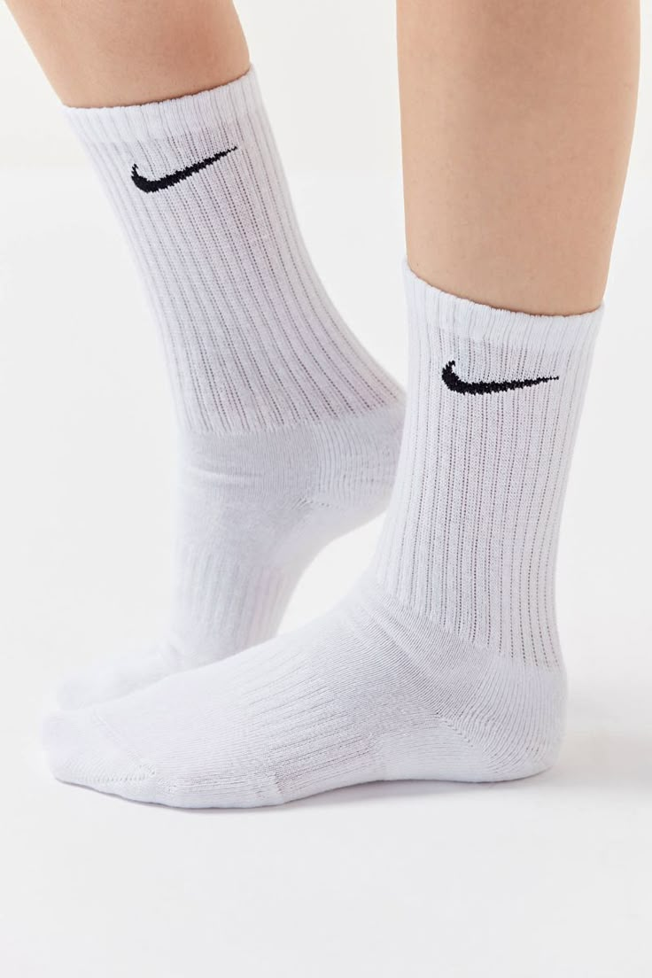 White Nike Socks Outfit, Outfits With Nike Socks, Nike Socks Women, Nike Socks Outfit, White Nike Socks, Nike Crew Socks, Nike Elite Socks, Sock Outfits, Luxury Throws