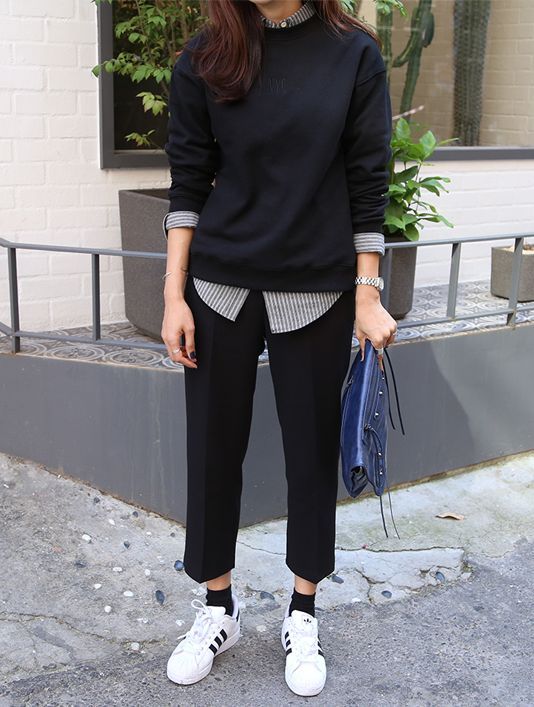 Black Outfit Woman, Casual Sneakers Outfit, Black Shirt Women, Sweatshirt Outfit Ideas, Looks Adidas, Casual Day Outfits, Tomboy Style Outfits, Brunch Outfit, Street Style Chic