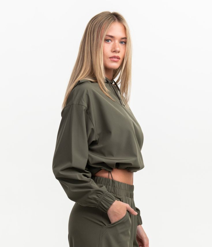 Elevate your wardrobe with the Hybrid Cropped Hoodie – where comfort, fashion, and performance seamlessly converge for any casual occasion. Sophie is 5’8” and is wearing a small Hybrid Cropped Hoodie in Cedar.