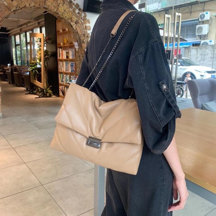 Brand Name: MR.YLLSShape: SatchelsHandbags Type: Shoulder BagsTypes of bags: Shoulder Crossbody BagsOrigin: CN(Origin)Main Material: PUClosure Type: HaspHardness: SOFTExterior: NONEStyle: FashionLining Material: PolyesterOccasion: VersatileGender: WOMENPattern Type: SolidInterior: Cell Phone PocketItem Type: HandbagsColor: beige,black,khaki,redbag 1: Women's bag 2020bag 2: women's shoulder bag 2020bag 3: luxury handbags women bags designerbag 4: designer bags famous women bagsbag 5: womens handb Chains Women, Designer Crossbody Bag, Handbags Luxury, Handbags Women, Designer Crossbody, Designer Crossbody Bags, Bag Luxury, Leather Messenger Bag, Black Khakis