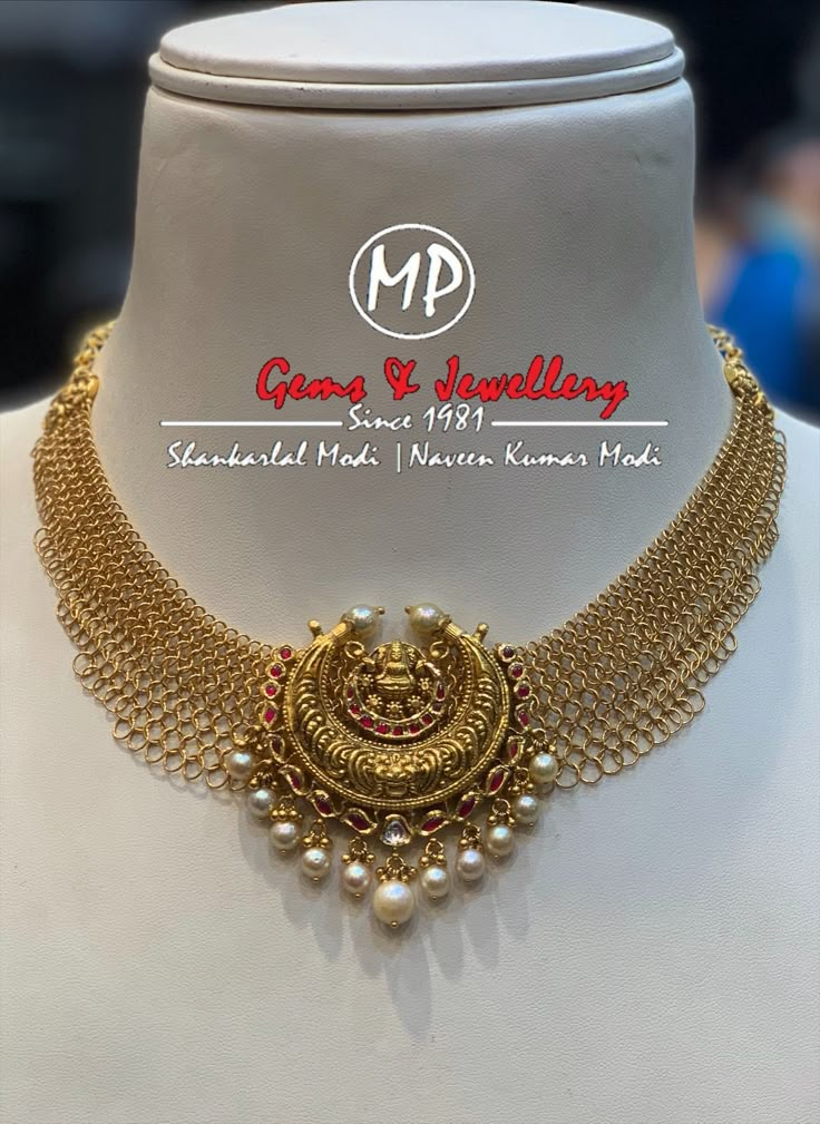 Antique gold necklace with Kundan lakshmi pendant Kundan Pendants Indian, Antique Bridal Jewelry Gold, Gold Mesh Necklace Indian, Mesh Chain Necklace Gold, Choker Indian Jewellery, Antique Gold Chain Necklace, Antique Pendants Gold Indian, Gold Pearl Jewelry Necklace, Antique Gold Necklace Designs