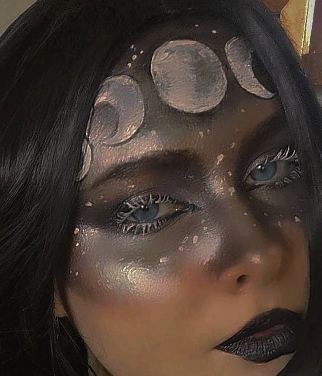 Greek Goddess Nyx Cosplay, Nyx Halloween Costume, Dark Moon Goddess Costume, Moon Makeup Ideas, Dark Moon Makeup, Nyx Goddess Makeup Looks, Blue Mushroom Makeup, Eclipse Makeup Ideas, Hekate Makeup