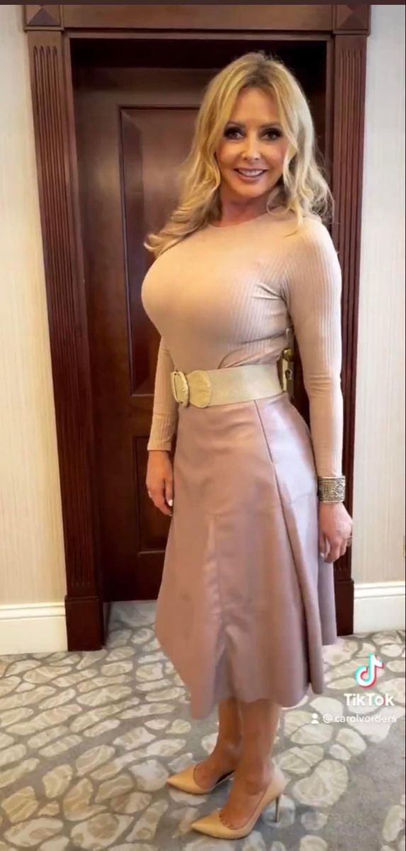 Carol Vordeman, Curvy Women Dresses, Carol Vorderman, Basic Workout, Busty Fashion, Curvy Women Outfits, Curvy Women Jeans, Women Outfits, Up Girl