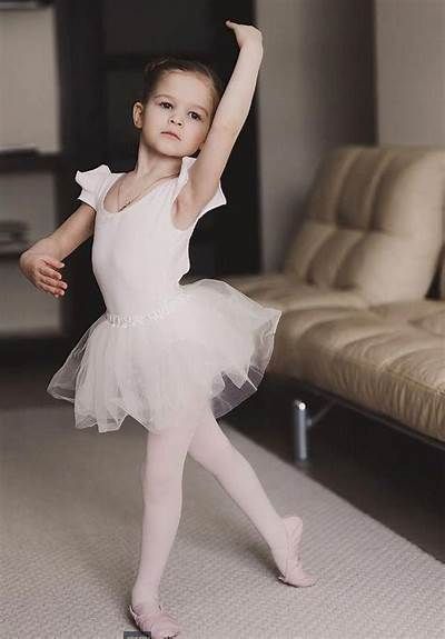 Ballerina Photography, Dance Picture Poses, Baby Ballet, Ballet Pictures, Dance Pics, Baby Ballerina, Dance Photography Poses, White Tutu, Ballet Poses