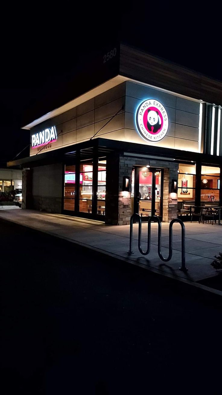 the outside of a fast food restaurant at night