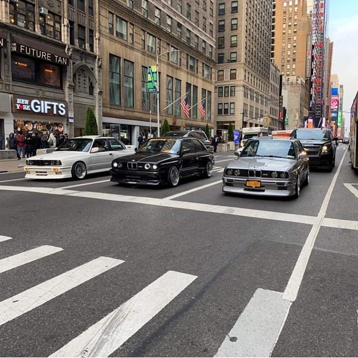 several cars are stopped at an intersection in the city