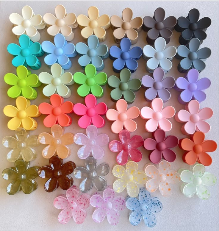 This is our bestselling viraI flower claw clip. This is perfect for holding hair of all types and comes in over 30 different colors! Hair Clips Aesthetic, Resin Hair Clips, Flower Hair Claw, Diy Hair Accessories Ribbon, Hippie Hair, Floral Accessories Hair, Hair Accessories Clips, Hair Claw Clips, Claw Hair Clips