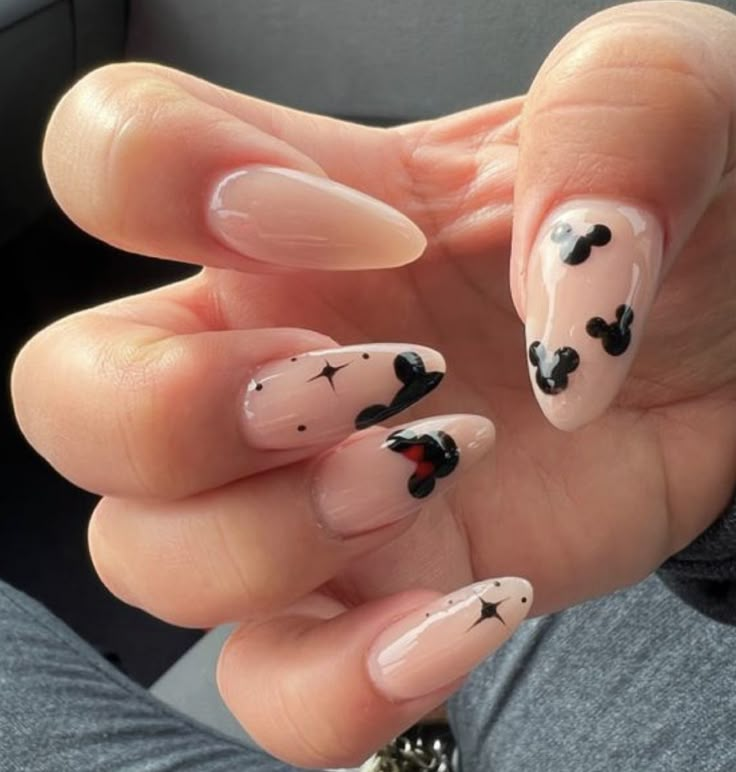 Trending Winter Nails, Nail Decoration Ideas, Simple Disney Nails, Disney World Nails, Disney Themed Nails, Disneyland Nails, Fashion For Winter, Disney Nail Designs, Mickey Mouse Nails