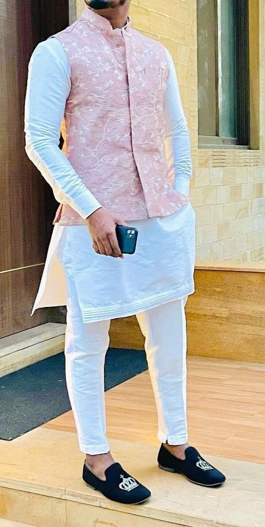 Shadi Suits For Men, Kurta Man Style, Men Indian Outfits, Men Dressing Style For Wedding, Wading Dress Indian Man, Marriage Suits For Men Indian, Mans Kurta Design, Mens Clothing Styles Wedding Kurta, Jodhpuri Kurta For Men Wedding