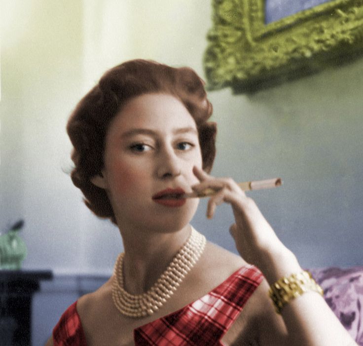 Princess Margaret - Smoking, obviously. Prinses Margaret, Princesa Margaret, Life In The 1950s, Margaret Rose, Istoria Artei, Elisabeth Ii, Isabel Ii, Princess Margaret, British Monarchy