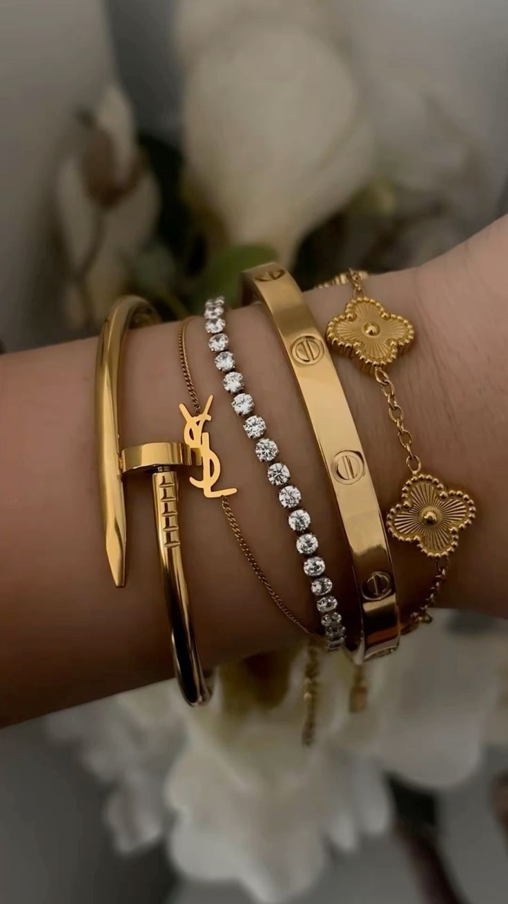 Stile Blair Waldorf, Xoxo Jewelry, Wrist Jewelry, Luxe Jewelry, Jewelry Accessories Ideas, Dope Jewelry, Jewelry Fashion Trends, Girly Accessories, Classy Jewelry