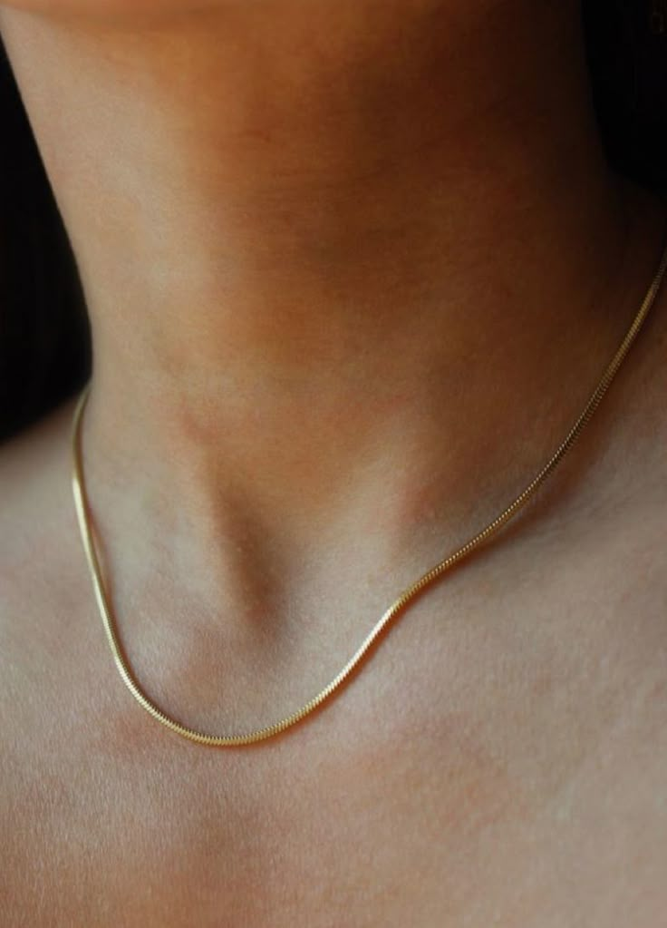 Gold Classy Necklace, Dainty Gold Chain Necklace, Womens Gold Chain Necklace, Snake Chain Necklace Gold, Crossant Recipes, Minimalist Accessories Jewellery, Gold Snake Necklace, Gold Chain Women, Gold Neck Chain