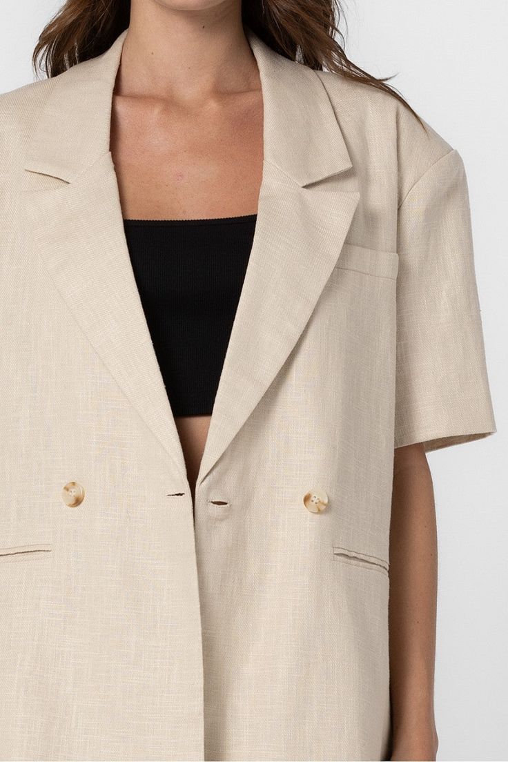 Half length sleeves Classic lapel collar One-button closure Single breast pocket Back vent Lined Fits oversized. Model measurements: Height 5'9", Bust 30.5", Waist 23.5", Hips 33.5" | Wearing a S/M. 85% Linen, 15% Cotton | Lining : 100% Polyester Linen Blazer, Short Jumpsuit, Lapel Collar, Model Measurements, Single Breasted, Jumpsuit Romper, Sweater Dress, Length Sleeve, Rompers