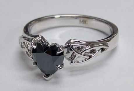 Non Diamond Promise Rings, Black Heart Ring Aesthetic, Black Jelewry, Non Traditional Rings Wedding, Cool Rings For Women, Black Heart Jewelry, Black Promise Rings For Her, Emo Promise Rings, Alt Promise Rings