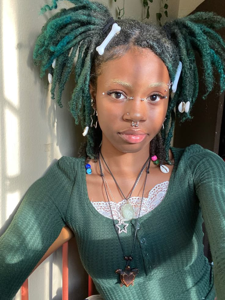 Locs Hair Clips, Hair Clips On Locs, Cool Locs Hairstyles, Locs With Clips, Black And Blue Locs, Locs With Hair Clips, Outfits With Green Hair, Alt Locs, Dark Green Locs