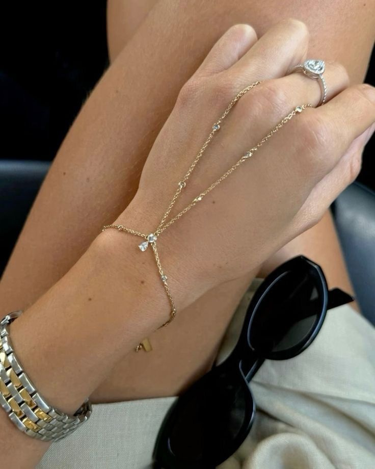 Hand Jewelry Rings Bracelets, Hand Chain Bracelet Gold, Rings With Chains, Pretty Stacks, Cute Gold Jewelry, Ring With Chain, خواتم خطوبة, Hand Bracelets, Evry Jewels