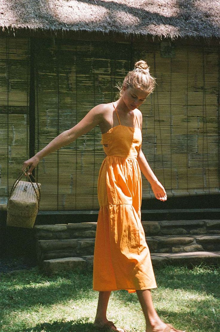 Bright orange tiered midi dress Orange Linen Dress Outfit, Yellow Dress Summer Casual, Euro Outfits, Funky Formal, Orange Linen Dress, Casual Sun Dress, Orange Summer Dress, Linen Outfits, Statement Heels