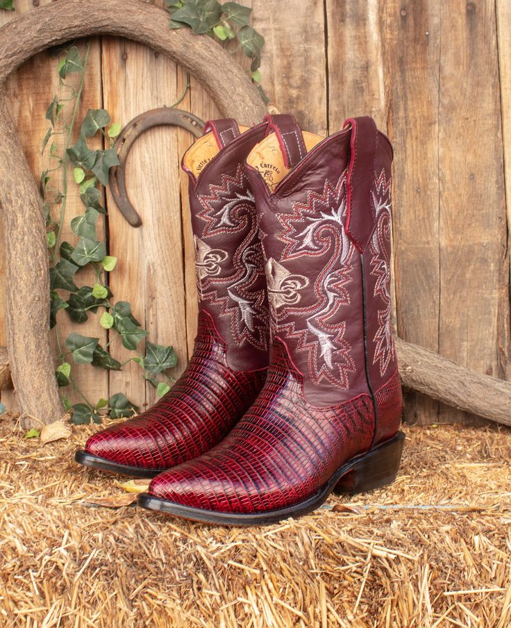 Mens lizard leather western rodeo pointed toe boots with leather sole - color burgundy / ginda Western Style Burgundy Boots With Round Toe, Western Burgundy Boots With Round Toe, Men's Luxury Western Boots, Luxury Men's Closed Toe Cowboy Boots, Western Burgundy Leather Boots, Luxury Red Cowboy Boots, Luxury Leather Hand-tooled Cowboy Boots, Mens Cowboy, Harness Boots