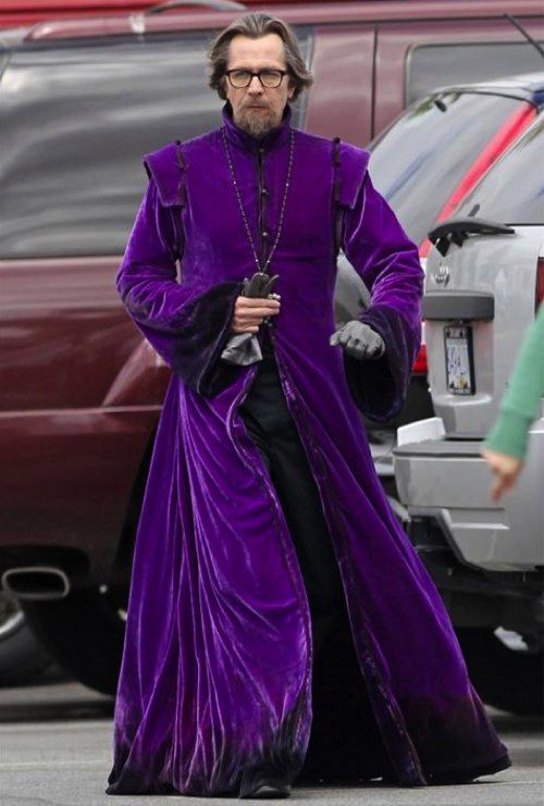 Rock n' robe Wizard Robes, Gary Oldman, All Things Purple, Movie Costumes, Purple Velvet, Little Red Riding Hood, Moda Vintage, 인물 사진, Fantasy Clothing