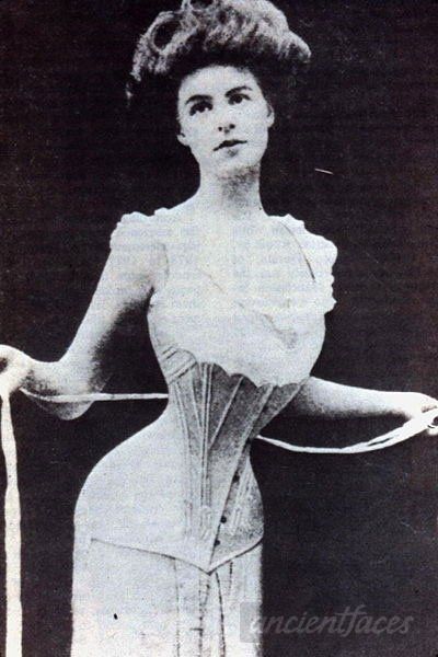 For better or worse, France introduced corsets in the 1550s where they spread in popularity throughout the world until the early 1900s. Fashion is constantly changing, but we think corsets are best left in history. What do you think? #ancestors #history #fashion Edwardian Corsets, Victorian Corset, Vintage Corset, Lace Tights, Gibson Girl, Elizabeth I, Body Modification, Waist Training, Edwardian Fashion