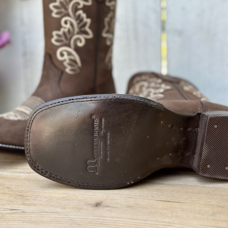 The price already INCLUDES taxes and shipping to anywhere in the United States. 
This is the style SB-420 women's western boot, presented in a versatile brown color. With a Bulldog last and square toe, this boot combines traditional comfort with modern design. Simple but authentic floral embroidery adds a touch of natural elegance. Made with crazy leather material, leather upper and lining, and a cowhide sole, it promises durability and comfort. Made in León, Mexico, this style has become a crow