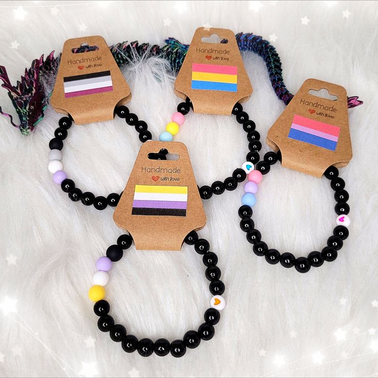 Be proud, be you!  Unsere Pride-Armbänder gibt es in verschiedenen Varianten. Die Perlen sind auf die  representierenden Flaggen farblich abgestimmt. Eine kleine Herzperle, passend zu den Farben des Armbandes, schmückt die Rückseite.  Umfang ca. 19cm.  Dein Wunscharmband ist nicht dabei? Kein Problem. Per Personalisierung kannst Du einfach deine Wunschflagge/ Bezeichnung eingeben. Bisexual Bracelet, Pride Bracelets, Lgbt Bracelet, Flags With Names, Pride Bracelet, Small Heart, Heart Beads, Pretty Jewellery, Arm Band