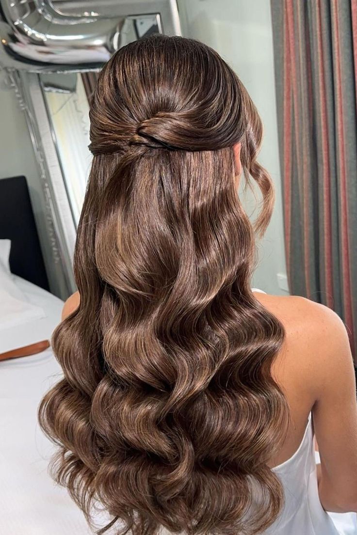 Long Curled Hair Half Up Half Down, Wavy Short Hair Wedding, Brown Wedding Hair Updo, Wavy Half Updo Hairstyles, Hairstyles Prom Half Up, Half Up Half Down Wedding Hair Elegant, Hairstyles For Prom Brown Hair, Wavy Curled Hairstyles, Updo For A Wedding