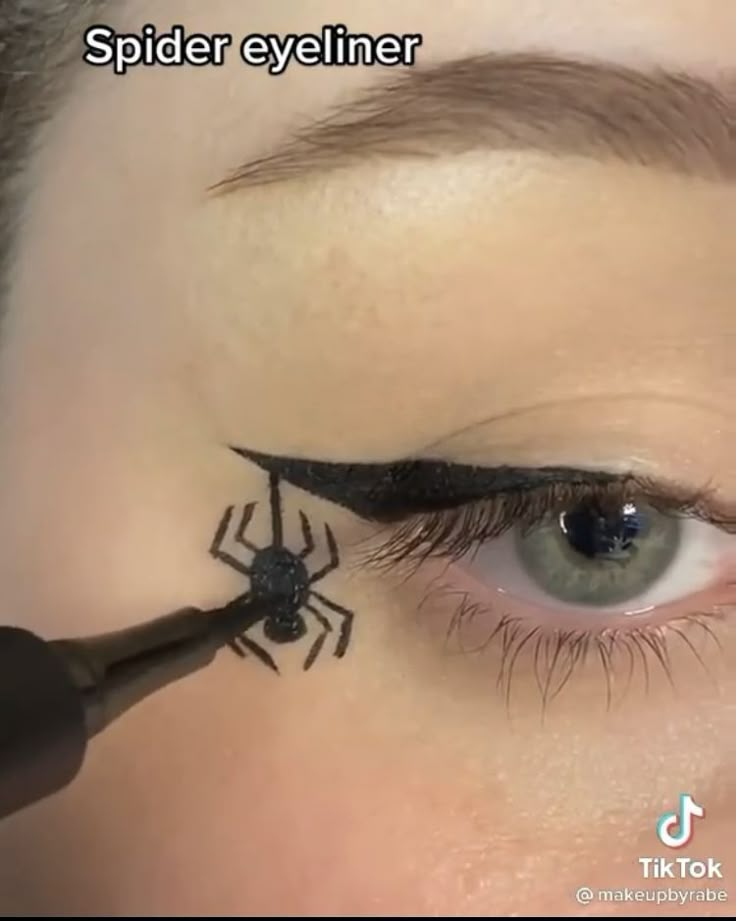 Easy Eye Makeup Halloween, Spider Eyeliner Easy, Black Halloween Eyeliner, Black Eyeliner Halloween Makeup, Spider Man Make Up Women, Eyeliner Halloween Makeup Easy, Easy Halloween Eyeliner Ideas, Halloween Eyeliner Simple, Halloween Inspired Makeup Looks