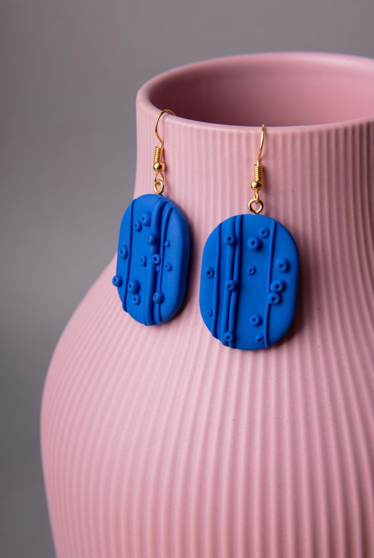 Let yourself be enchanted by the timeless beauty of these unique handmade earrings, true eye-catchers that will take your look to the next level. The intense royal blue hue, combined with a subtle texture, makes these earrings an indispensable piece for any jewelry collection. Each earring is handcrafted with the utmost care and attention, with textures carefully and lovingly applied. This ensures that each earring is a unique work of art that adorns your ears. Despite their striking appearance, Handmade Blue Earrings As A Gift, Handmade Blue Earrings For Gift, Artistic Blue Earrings As Gift, Handmade Artistic Blue Earrings, Modern Polymer Clay Drop Earrings, Elegant Blue Polymer Clay Earrings, Bold Blue Handmade Earrings, Blue Artisan Polymer Clay Jewelry, Unique Blue Polymer Clay Jewelry