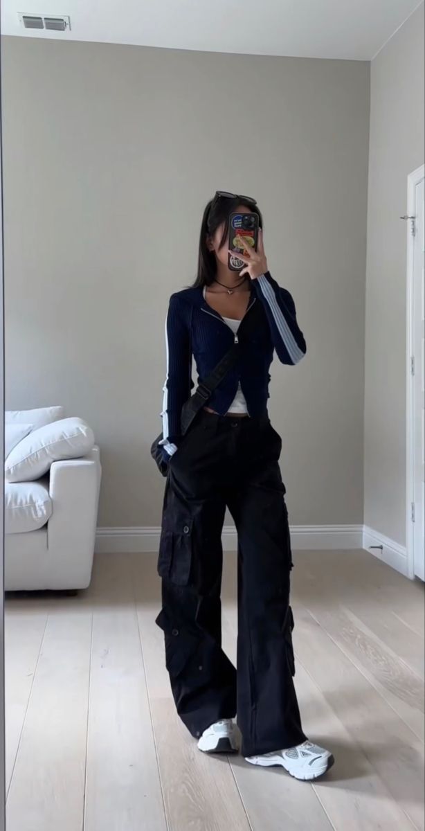 Style Inspiration Tomboy, Outfit Ideas Soft Grunge, Black Flare Leggings Outfit Aesthetic, Korean Style Streetwear, Aesthetic Outfits Girl Korean, Cargo Pants Outfits Aesthetic, Korean Clothes Girl, Korean Woman Outfit, Street Grunge Outfits