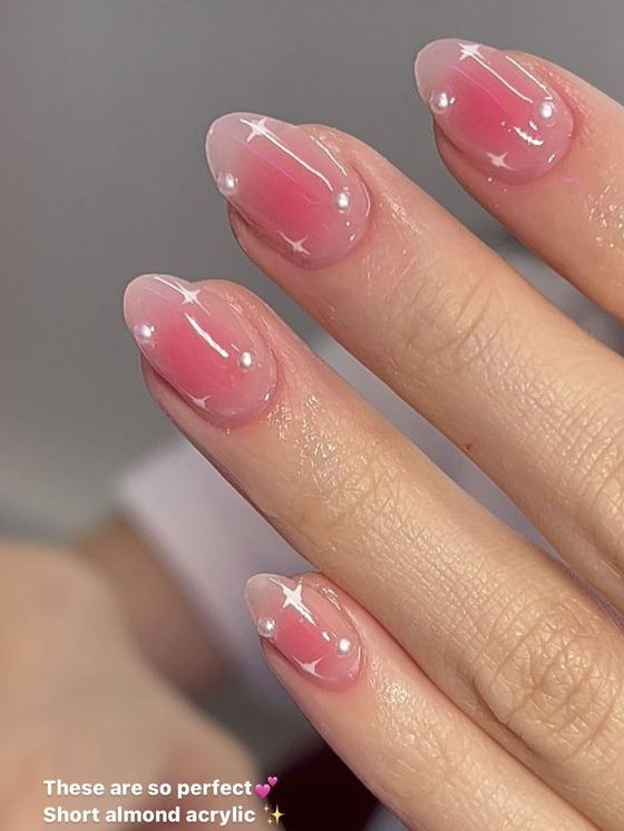 Korean blush nails Short Nail Designs For Work, Blush Nails With Charms, Pink Nails No Charms, Ombre Circle Nails, Cute Korean Nails Almond, How To Do Blush Nails, Saranghoes Nails, Blush Gel Nails, Blushed Nails