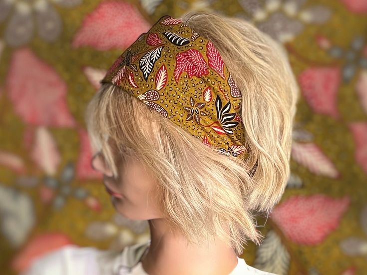 The Maison Saba floral boho hippie headband is entirely handmade in France from Indonesian Batik cotton fabric, hand-printed for a chic, original or bohemian look. One size fits all, adjustable with elastic.  If you have special needs - children's size or large size - you can request customization at the time of purchase, at no extra charge. Like all my creations, it is designed to last. A conscious slow fashion and ethical choice with respect for craftsmanship. PRODUCT DETAIL : 🍃 100% cotton Hippie Headband, Hippie Headbands, Indonesian Batik, Special Needs Kids, Bohemian Look, Boho Stil, Turbans, Hair Accessories Headbands, Traditional Dresses