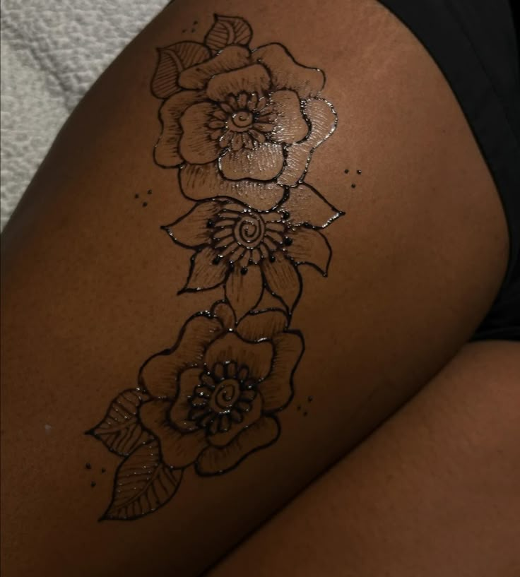 Chest piece + thigh piece 😍😍😍😍 vacation ready ! Book me for your henna ⭐️ DECEMBER BOOKINGS OPEN 11/25 @9pm 🫶🏾 . . . If viewing follow // @thehennatrap to view more henna 💘 Always accepting new clients 🩷 . . . #fyp #explorepage #henna #hennadesign #thehennatrap #tampahenna #tampahennaartist #polkhenna #hennainspire #hennalove Henna On Chest, Henna Designs On Thigh, Henna Tattoo Thigh, Henna Back Designs, Henna On Thigh, Henna Thigh Designs, Hip Henna, Thigh Henna Tattoo, Henna Arm Tattoo