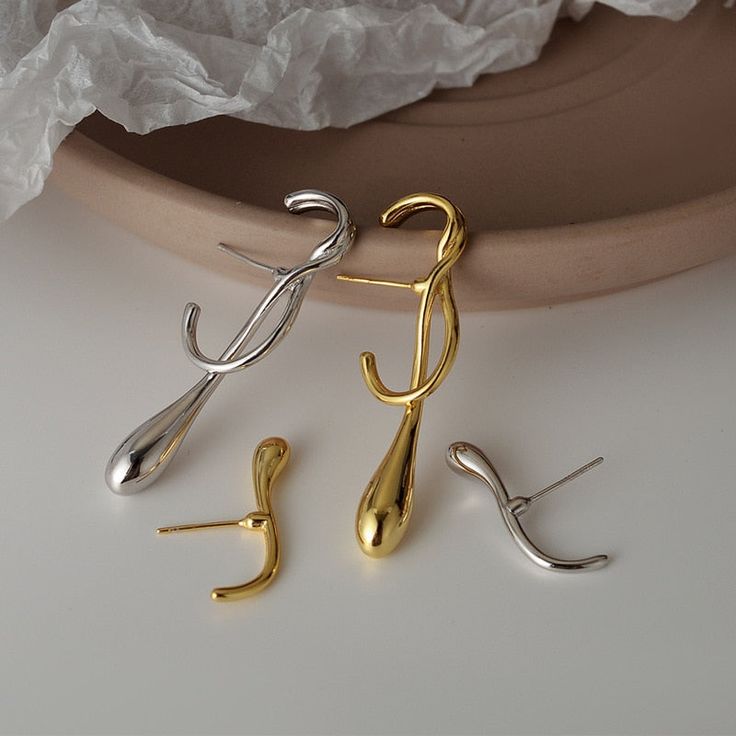 Add a touch of class and sophistication to your look with these unique, asymmetrical earrings.Material: Zinc Alloy. Unique Adjustable Luxury Jewelry, Trendy Jewelry Ideas, Melting Metal, Drop Jewelry, Water Drop Earrings, Asymmetrical Earrings, Wristband Bracelet, Earrings Inspiration, Trendy Earrings