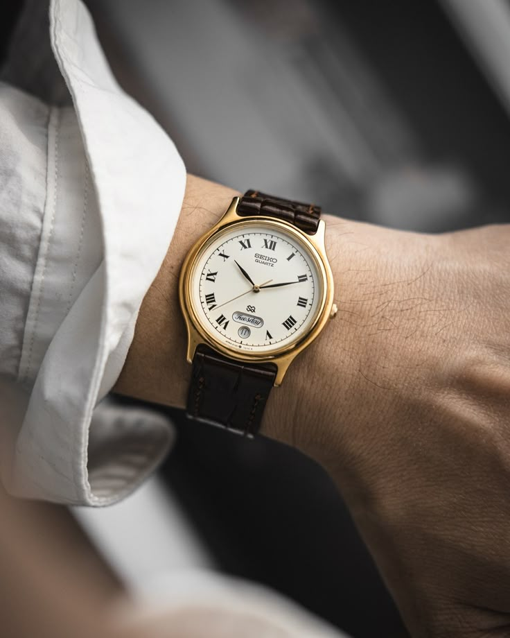 Just look at those day-date windows 😍 What’s the first watch that comes to mind that features beautiful typography on its dial? A lot of watches have decent type, but this Seiko SQ Roman Day-Date was the one that made me stop and notice it. One look at that gorgeous letter work and I knew I had to have it! (Luckily I was able to claim one from one of @oldtimer.watch’s coveted drops!) And because it’s a Seiko, it also wears like a charm! A perfect value prop for when you want to feel like a... Seiko Watches Women, Casio F91w, Guy Styles, Vintage Seiko Watches, Casio Vintage Watch, Seiko Vintage, Tool Watch, Stylish Watches Men, First Watch