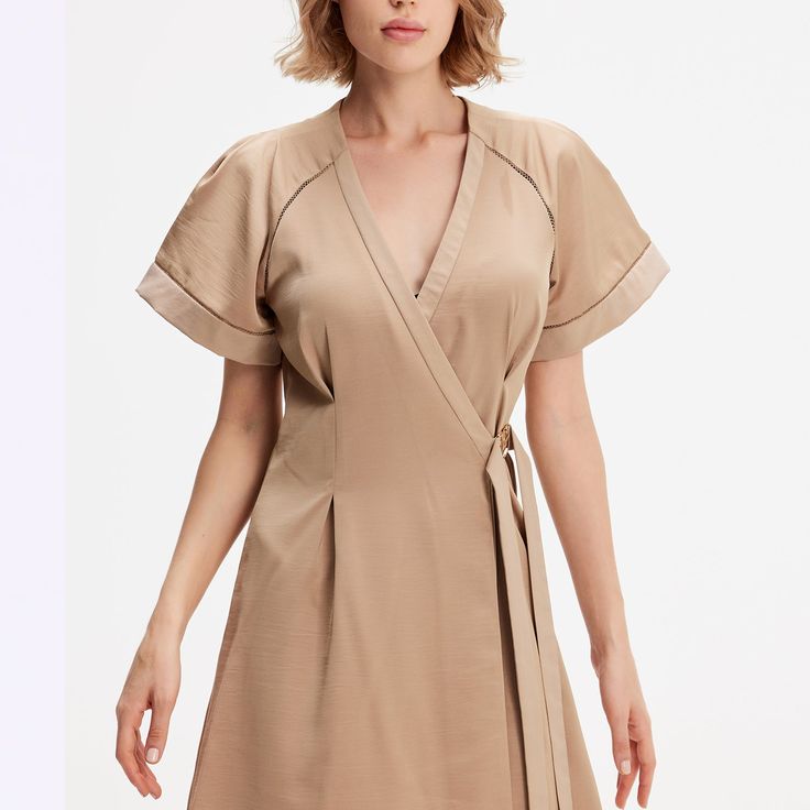 A minimalist and chic cut, this dress elegantly emphasizes any type of silhouette: fitted to the waist not a wallet system, wide raglan cuffs, V neckline and flared volume. Refined finishes with inlaid openwork braid and satin trim at the sleeves and along the neckline. A timeless cut in a soft poplin-type fabric that is easy to iron. This dress adapts to various occasions and will be a chic and safe option for your evenings or for the office. Main fabric:  100% Polyester Finishes: 65% Viscose, Dress Elegantly, Size 10 Models, Tuxedo Style, Versatile Outfits, Dress Medium, Men's Watches, Blazer Dress, Independent Designers Fashion, Wrist Watches