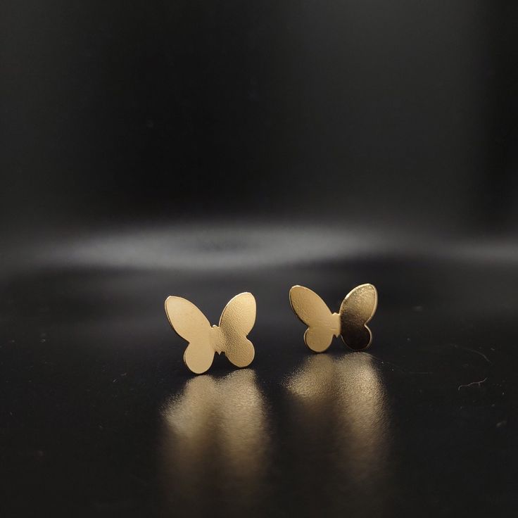 Butterfly earrings  Stud  Earrings Handmade  earrings Metal gold finish  Tarnish-free. Mesure: Inches: 0.59 inches x 0.74 inches  Centimeters  1.50cm x 1.90 cm Thicknesses Post ear:  20 Gauge Weight: Onza: 0.07 oz Grams: 2.1 grs If you require any further information, feel free to contact me. Rose Gold Butterfly Pierced Earrings, Rose Gold Hypoallergenic Butterfly Earrings, Yellow Gold Butterfly-shaped Pierced Earrings, Gold Minimalist Earrings With Butterfly Charm, Minimalist Gold Earrings With Butterfly Charm, Dainty Butterfly Nickel-free Earrings, Dainty Nickel-free Butterfly Earrings, Gold Plated Butterfly Earrings As Gift, Gold Hypoallergenic Butterfly Earrings