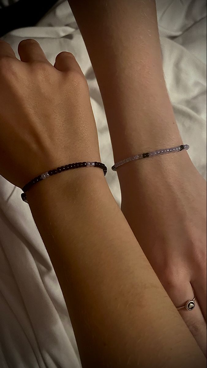 Make A Bracelet For Boyfriend, Couple Bracelets Aesthetic Diy, Make Bracelets Aesthetic, Bracelet To Make Boyfriend, Braclets Ideas Beaded Matching, Boyfriend Gifts Jewelry, Guy Beaded Bracelets, Cute Bracelets For Couples, Couple Matching Accessories